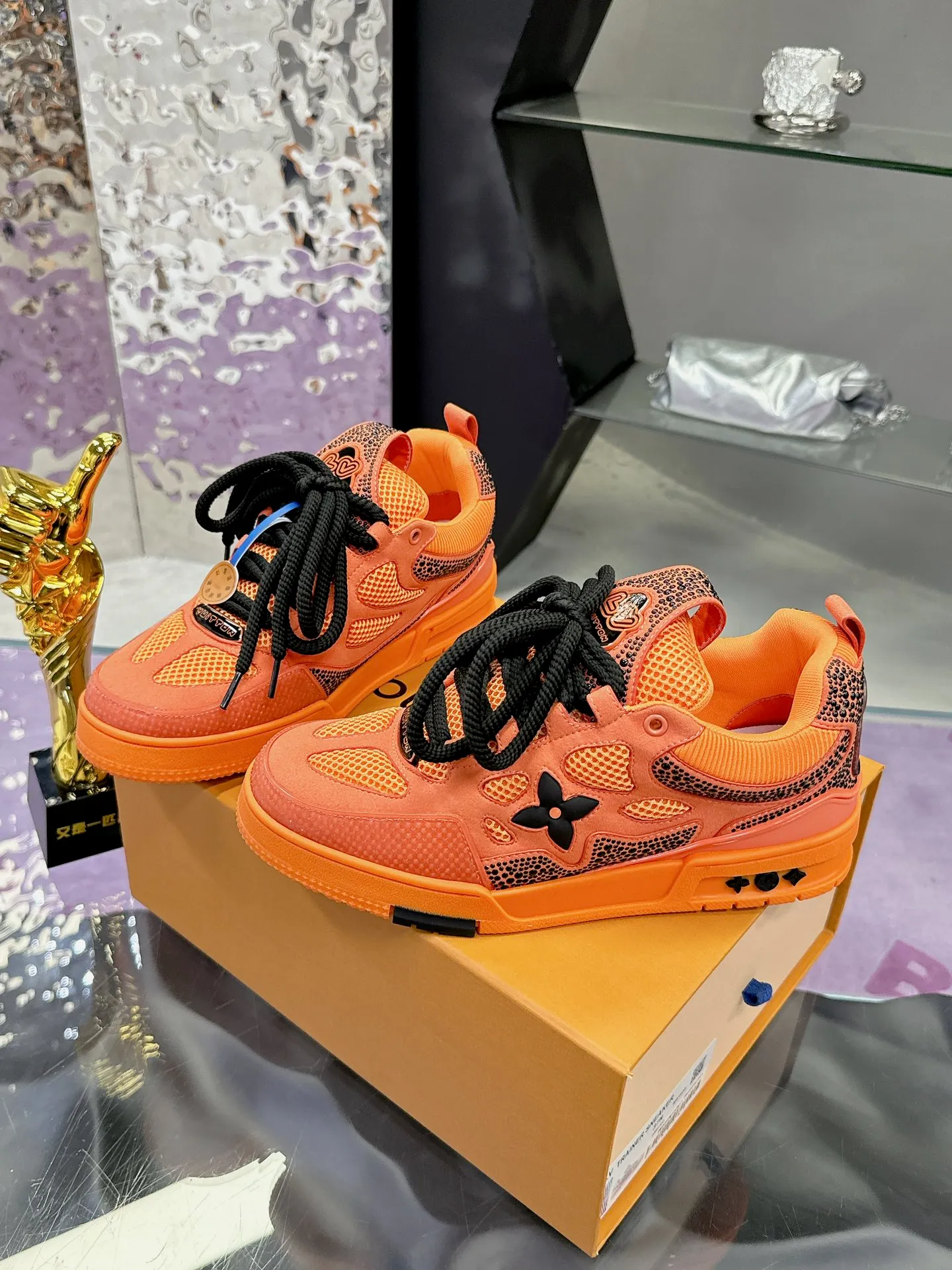 Men's shoes 💰900❤️❤️❤️ 𝙇𝙑 Bread shoes have added new colors 💓 Craftsmanship series 𝟐𝟎𝟐5/𝐒𝐒 𝐧𝐞𝐰 Louis Vuitton catwalk skate shoes are popular, LOUIS VUITTON Trainer is undoubtedly one of the most successful Sneakers launched by luxury brands, but the pace of exploration will not stop. LOUISVUITTON will also bring a new series of skateboard shoes in the spring of 2025. The new series in the picture returns to the 90s Chunky Skate Shoes look and feel. The uppers are made of leather and mesh. The fat silhouette and thick shoelaces are very eye-catching. It is expected to have quite a few colors like the Trainer. Judging from the previous DIOR show skate shoes, this chunky style may be even stronger next year. 💎 Size: Female 35-40 Male 39-46